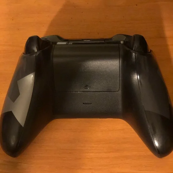 Xbox One Controllers - Picture 4 of 6